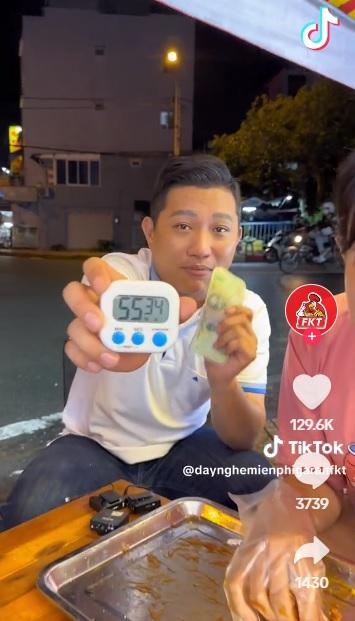 老闆展示女子吃了55分鐘。(互聯網)