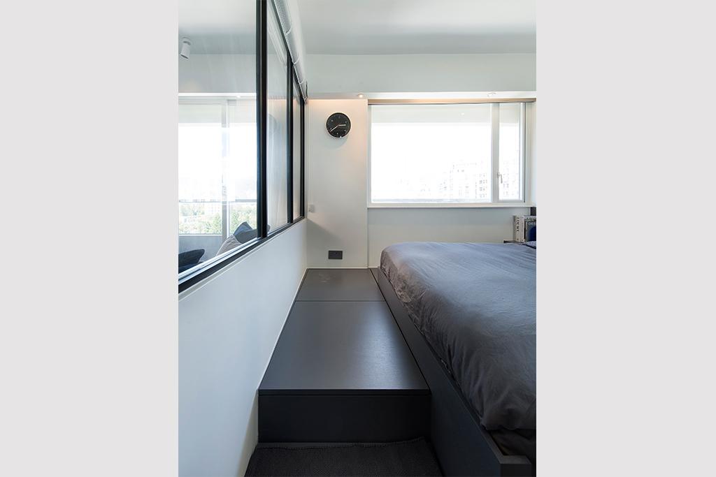 客飯廳與睡房的牆身以玻璃做分隔