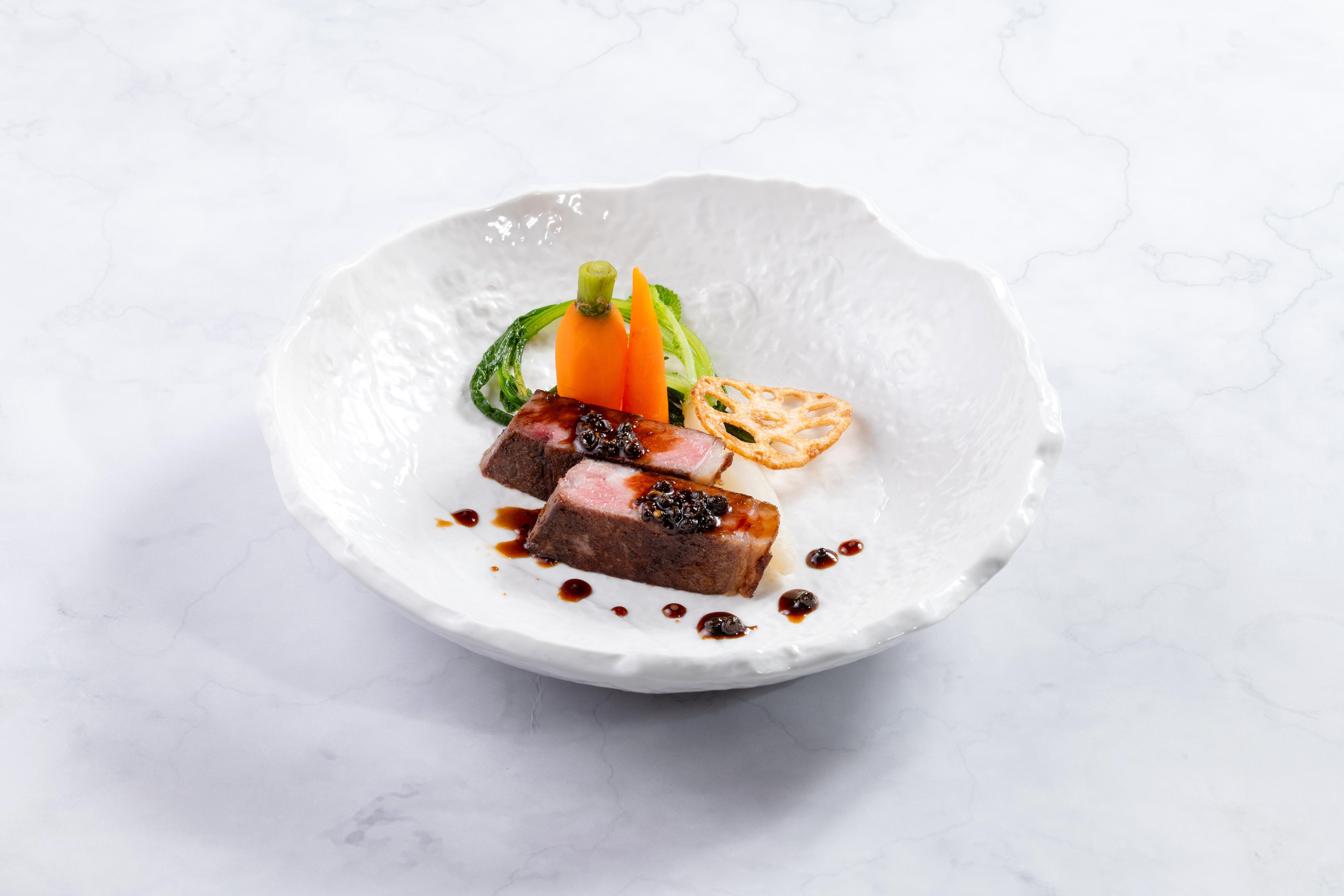 宮崎和牛配山椒汁、蔬菜苗