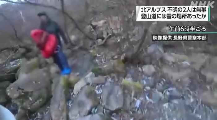 警員從直升機落地後發現失聯男子。(互聯網)