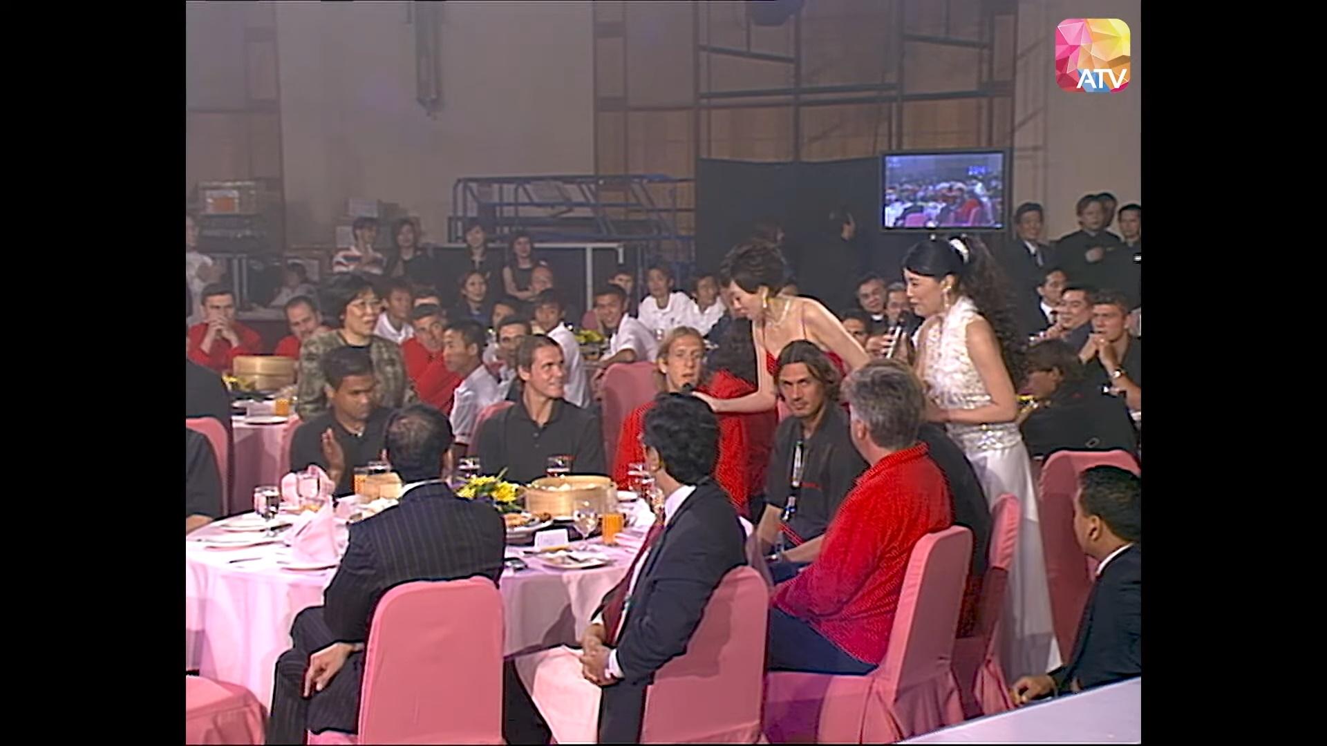 岩布仙尼在2004年亞視台慶被逼唱出HAPPY BIRTHDAY TO ME(亞視截圖)