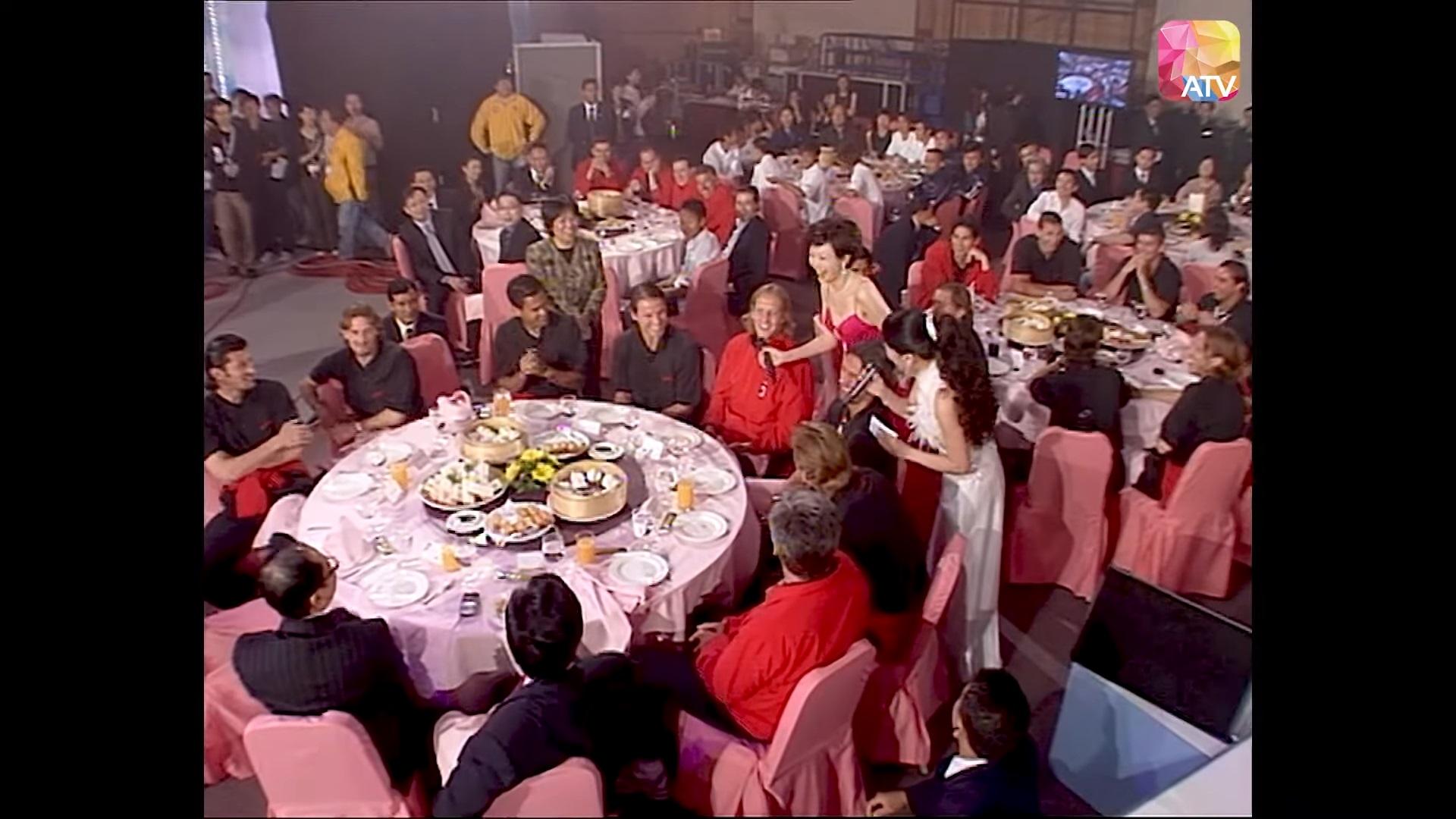 岩布仙尼在2004年亞視台慶被逼唱出HAPPY BIRTHDAY TO ME(亞視截圖)