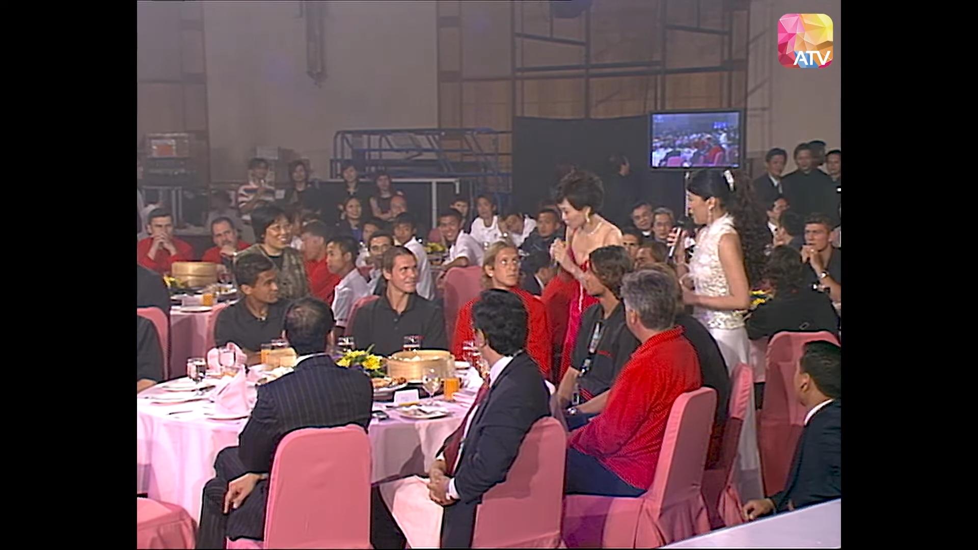 岩布仙尼在2004年亞視台慶被逼唱出HAPPY BIRTHDAY TO ME(亞視截圖)