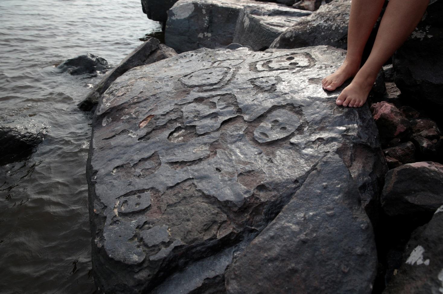亞馬遜河地區追溯至2000年前的人臉岩雕。(路透社)