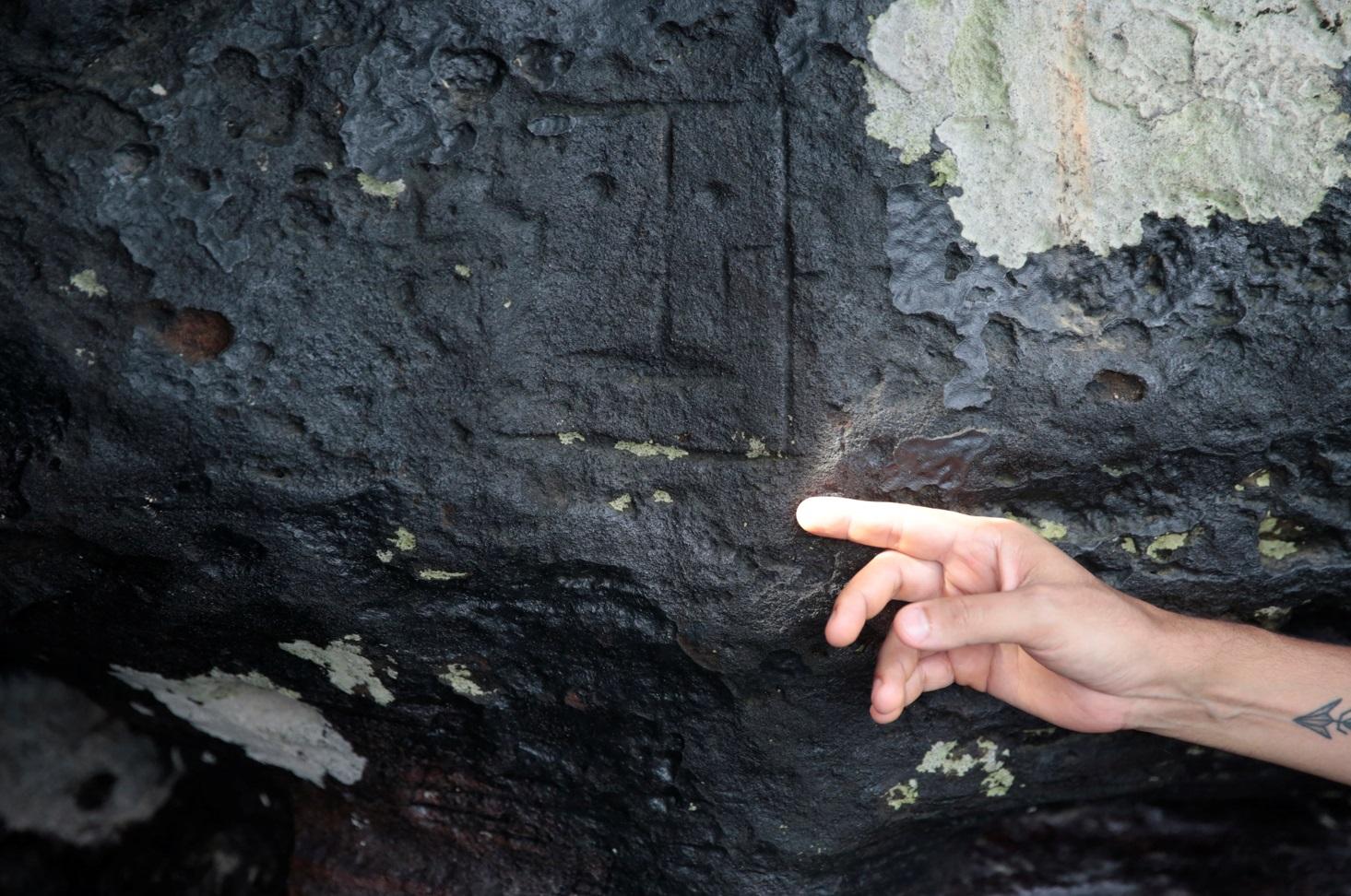 追溯至2000年前的岩雕露出。(路透社)
