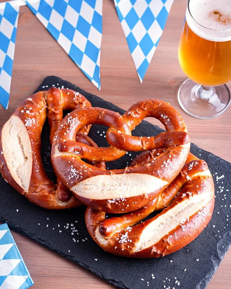 德國結麵包配啤酒芝士醬