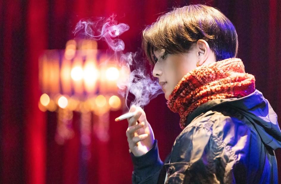 高橋恭平在劇中演齋藤飛鳥的男友。