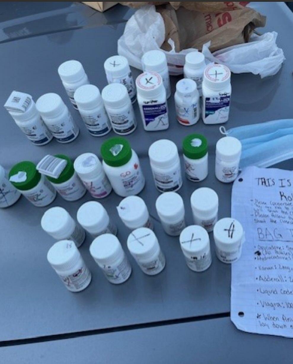 湯馬斯威脅藥局店員替自己配藥。(圖/翻攝Facebook@Orlando Police Department)