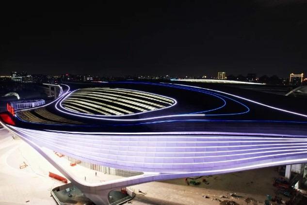 新虎門站引入TOD綜合交通運輸概念,集三鐵轉車站、綜合公交車站、大型停車場於一身,設計外型科技十足,成為了東莞新地標。 (圖片來源:廣州地鐵微信官網)