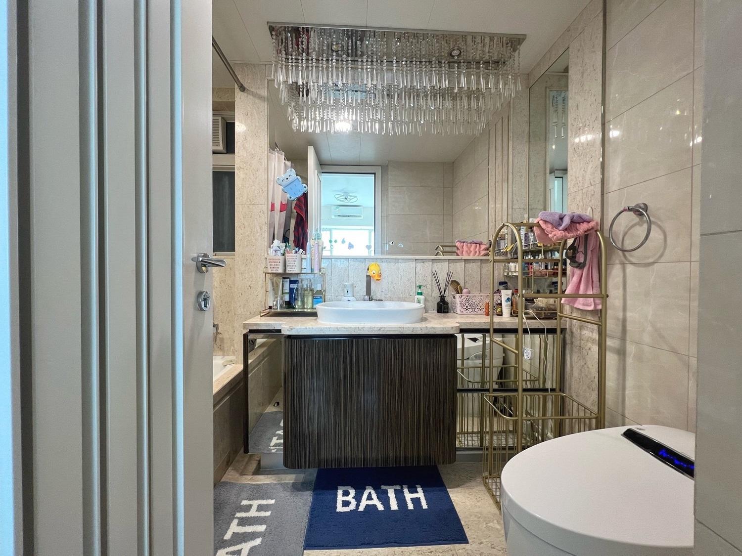 單位為四房連套房間隔,其中一個浴室裝修華麗典雅。