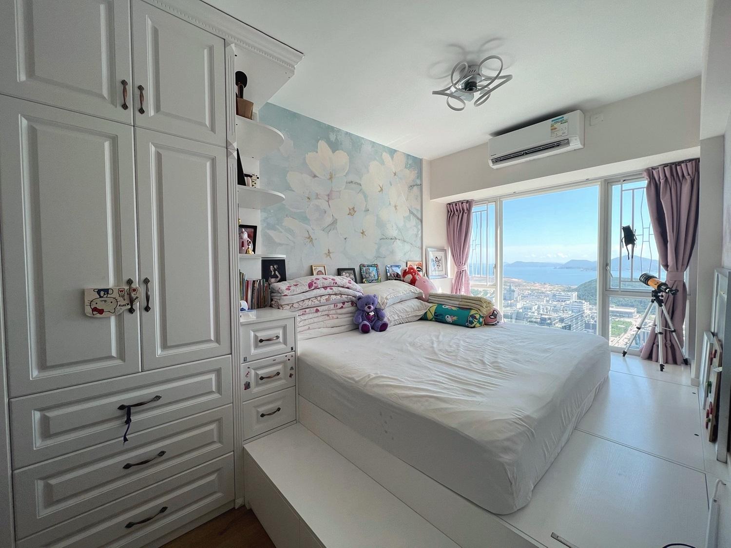 以白色為主調的主人套房,配以藍天白雲景致,居住環境十分舒適。