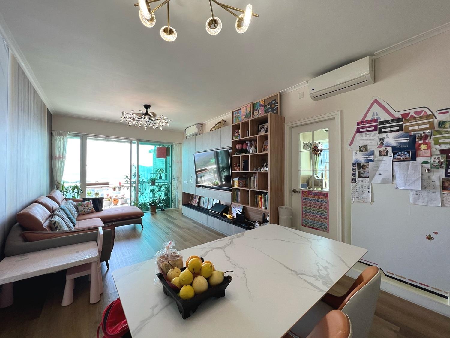 長方形大廳外接露台,一室明亮通爽。