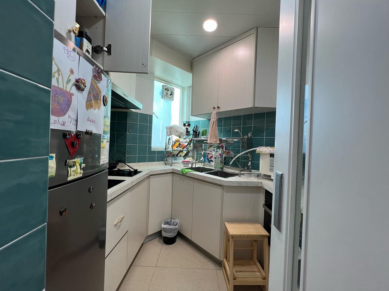 廚房裝修及配套企理,下廚空間亦足。