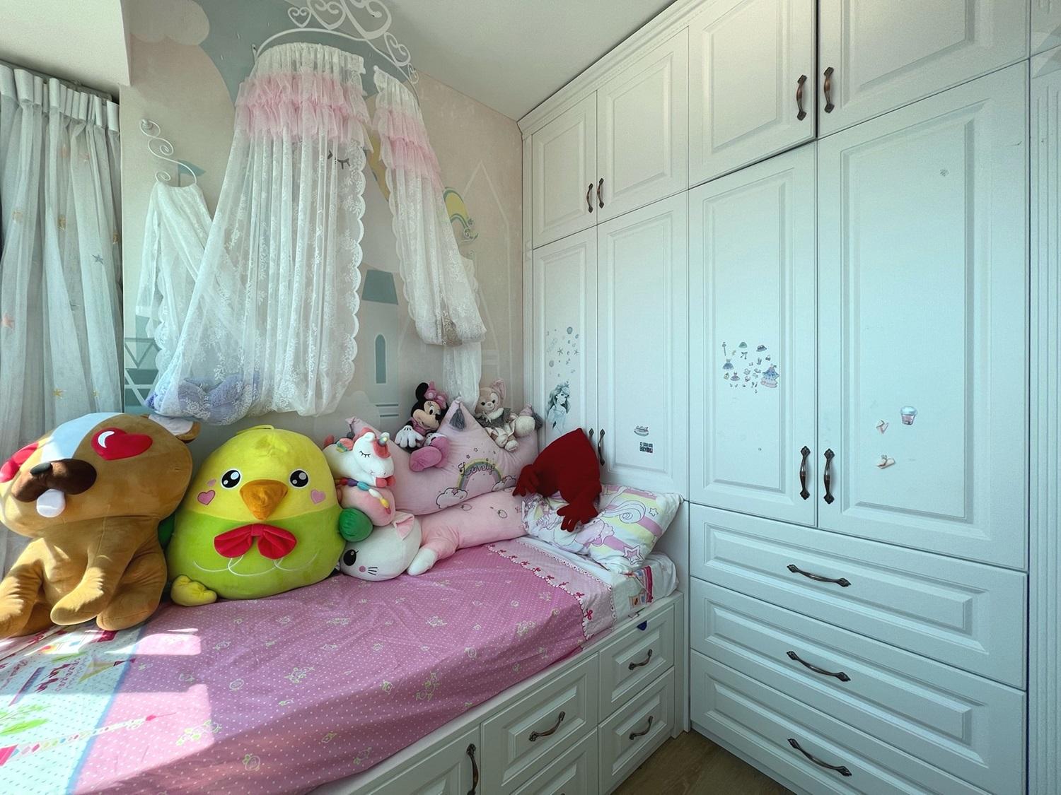 單位附有不少訂製大傢俬,新淨實用。