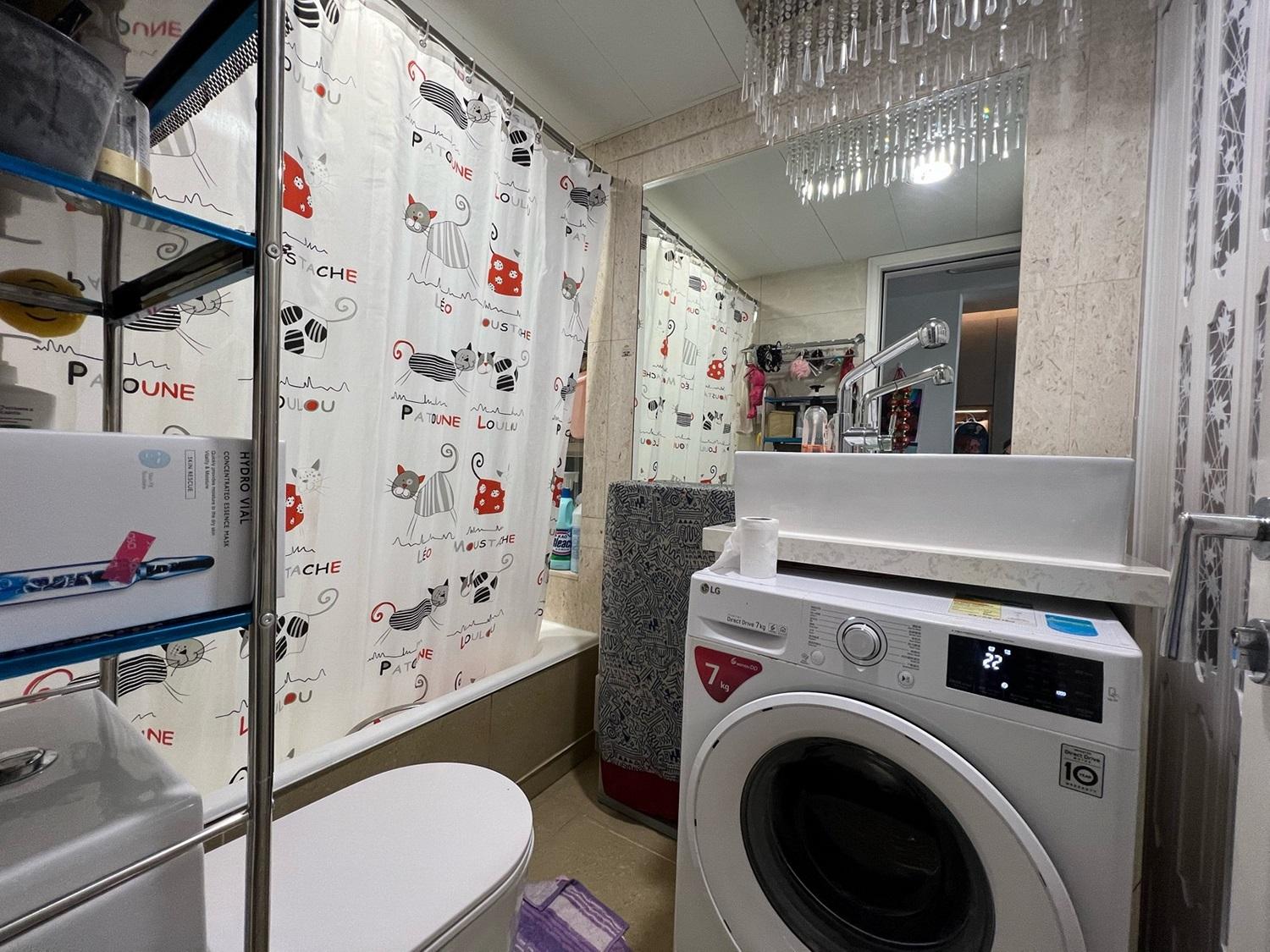 浴室面積不細小,可擺放「大眼仔」洗衣機。