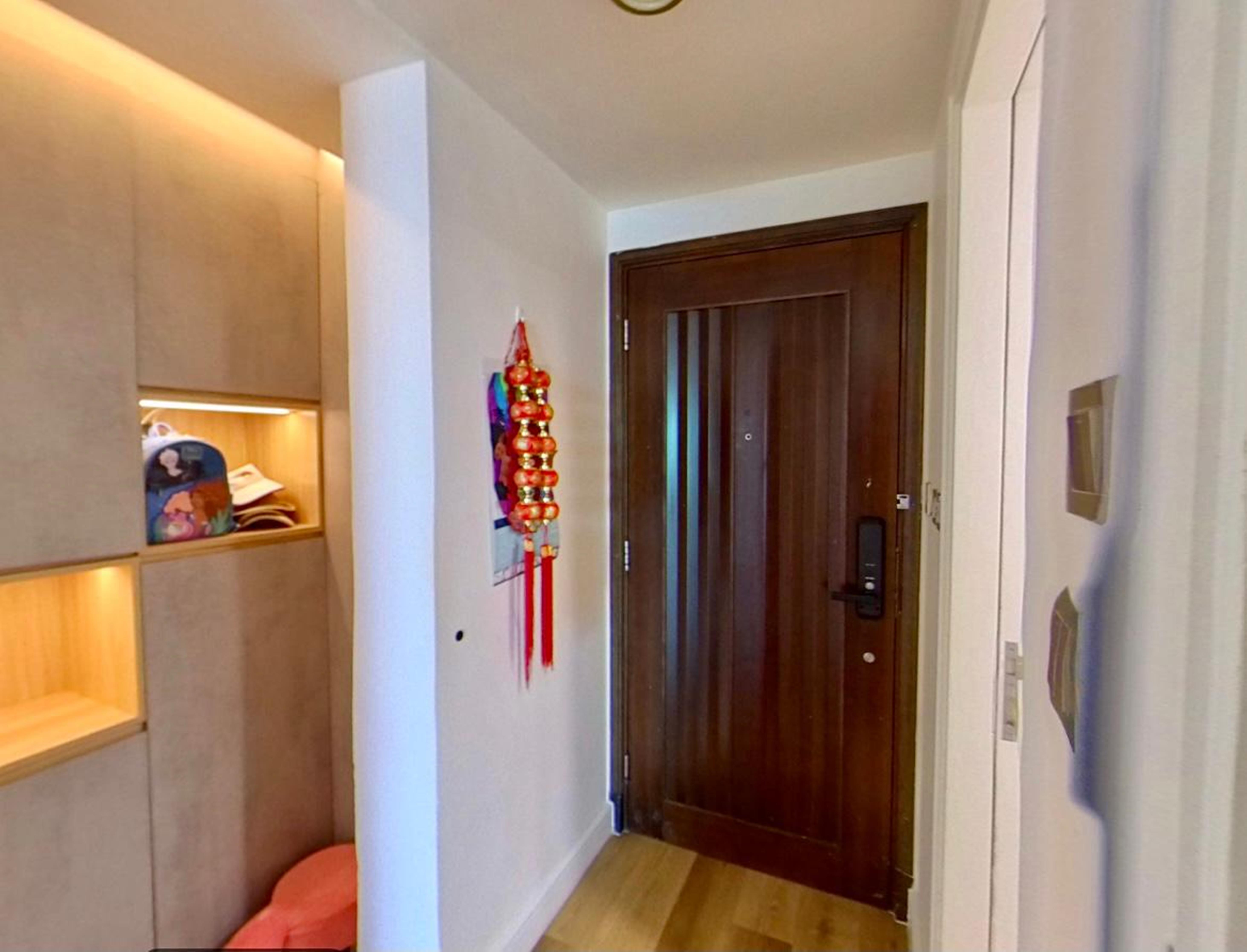 玄關是收納的理想地方,單位設有一列置頂大櫃及鞋櫃,十分實用。