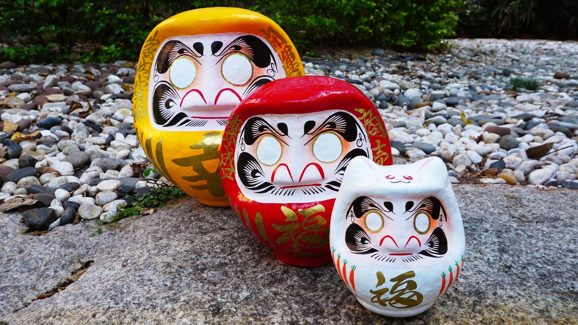 日本高崎達摩HK$108-$1,888|高崎達摩的整個形狀是圓形的,有一種豐滿的感覺。它的特點是眉毛代表鶴,鬍鬚代表龜,自古以來日本將鶴與龜譽為吉祥長壽的動物,因此寄意在達摩之中。而達摩肚子上的金文字則寫上不同 願望,每個達摩全由人手製造,獨一無二,而且款式繁多,送禮自用都同樣大方得體,而且富有日本情懷!*僅於PMQ門市發售。