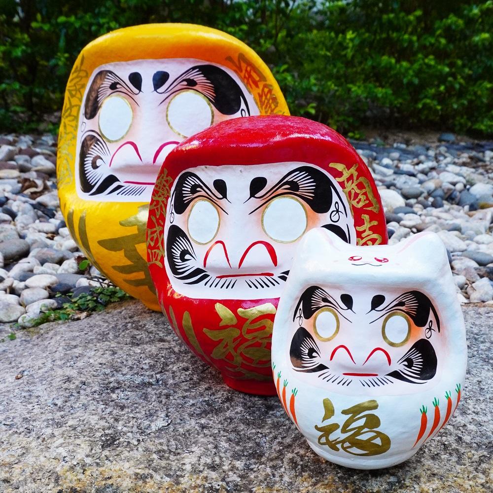 日本高崎達摩HK$108-$1,888|高崎達摩的整個形狀是圓形的,有一種豐滿的感覺。它的特點是眉毛代表鶴,鬍鬚代表龜,自古以來日本將鶴與龜譽為吉祥長壽的動物,因此寄意在達摩之中。而達摩肚子上的金文字則寫上不同 願望,每個達摩全由人手製造,獨一無二,而且款式繁多,送禮自用都同樣大方得體,而且富有日本情懷!*僅於PMQ門市發售。