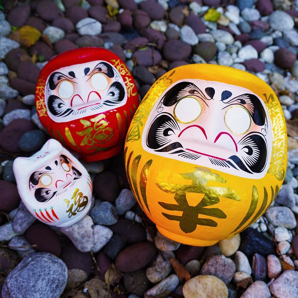 日本高崎達摩HK$108-$1,888|高崎達摩的整個形狀是圓形的,有一種豐滿的感覺。它的特點是眉毛代表鶴,鬍鬚代表龜,自古以來日本將鶴與龜譽為吉祥長壽的動物,因此寄意在達摩之中。而達摩肚子上的金文字則寫上不同 願望,每個達摩全由人手製造,獨一無二,而且款式繁多,送禮自用都同樣大方得體,而且富有日本情懷!*僅於PMQ門市發售。