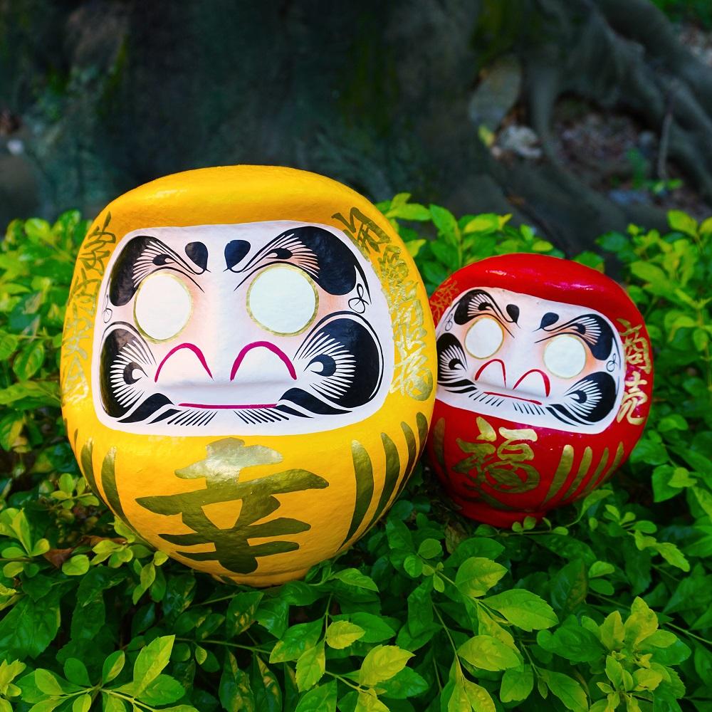 日本高崎達摩HK$108-$1,888|高崎達摩的整個形狀是圓形的,有一種豐滿的感覺。它的特點是眉毛代表鶴,鬍鬚代表龜,自古以來日本將鶴與龜譽為吉祥長壽的動物,因此寄意在達摩之中。而達摩肚子上的金文字則寫上不同 願望,每個達摩全由人手製造,獨一無二,而且款式繁多,送禮自用都同樣大方得體,而且富有日本情懷!*僅於PMQ門市發售。