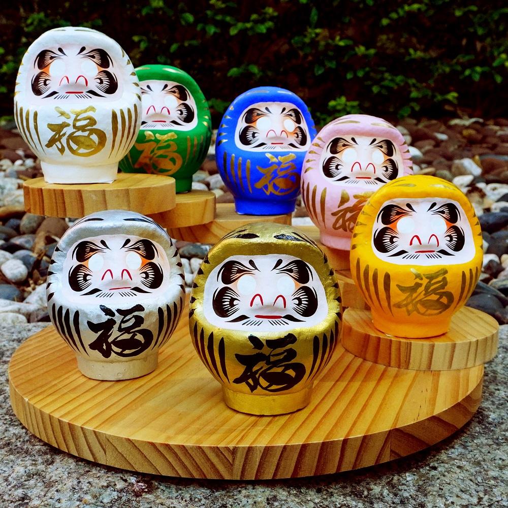 日本高崎達摩HK$108-$1,888|高崎達摩的整個形狀是圓形的,有一種豐滿的感覺。它的特點是眉毛代表鶴,鬍鬚代表龜,自古以來日本將鶴與龜譽為吉祥長壽的動物,因此寄意在達摩之中。而達摩肚子上的金文字則寫上不同 願望,每個達摩全由人手製造,獨一無二,而且款式繁多,送禮自用都同樣大方得體,而且富有日本情懷!*僅於PMQ門市發售。