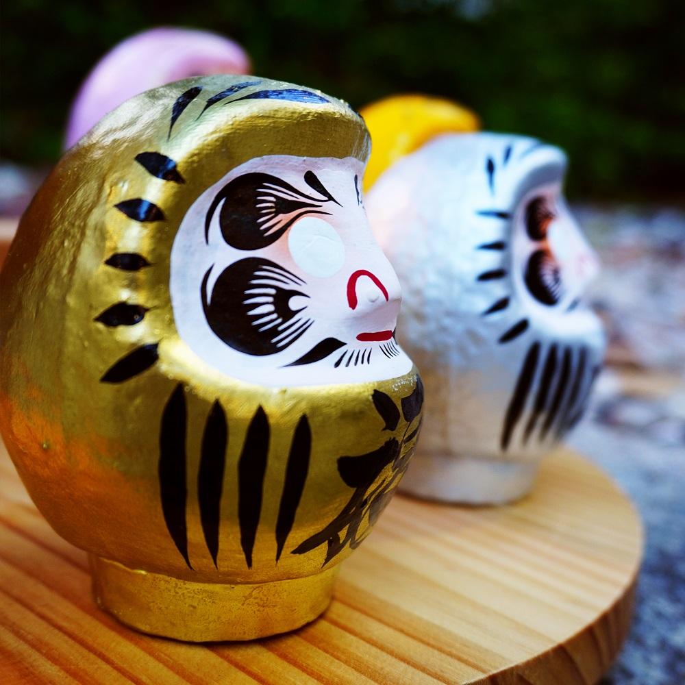 日本高崎達摩HK$108-$1,888|高崎達摩的整個形狀是圓形的,有一種豐滿的感覺。它的特點是眉毛代表鶴,鬍鬚代表龜,自古以來日本將鶴與龜譽為吉祥長壽的動物,因此寄意在達摩之中。而達摩肚子上的金文字則寫上不同 願望,每個達摩全由人手製造,獨一無二,而且款式繁多,送禮自用都同樣大方得體,而且富有日本情懷!*僅於PMQ門市發售。