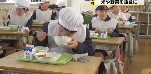 日本小學生在校內吃營養午餐。(互聯網)