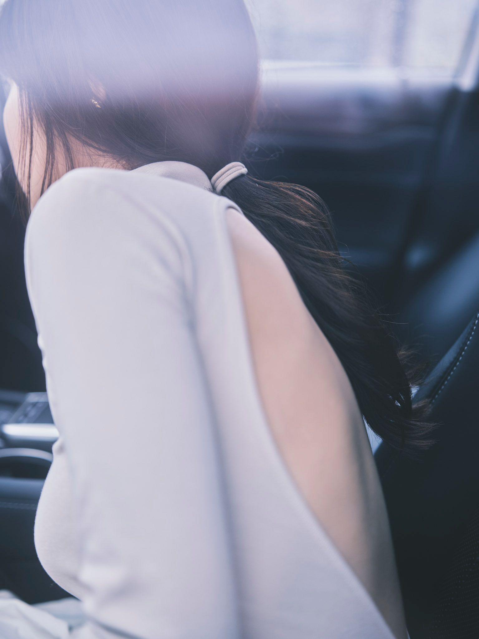 有村架純今日公開新書部份照片,一幅玉背靚相盡顯線條美。