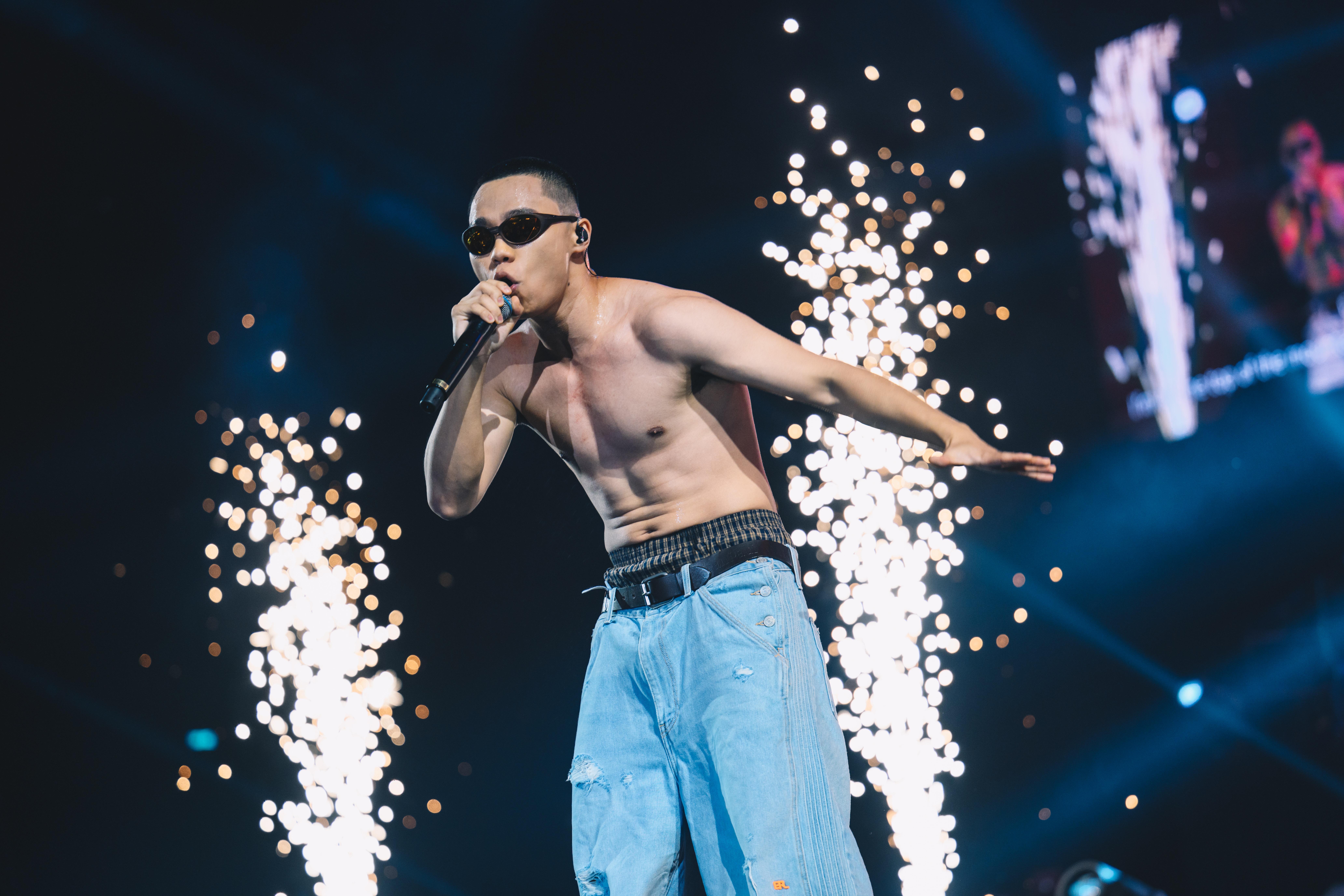 Gareth T.以「唱廣東話情歌出名嘅歌手」介紹自己,他又不時與樂迷互動。