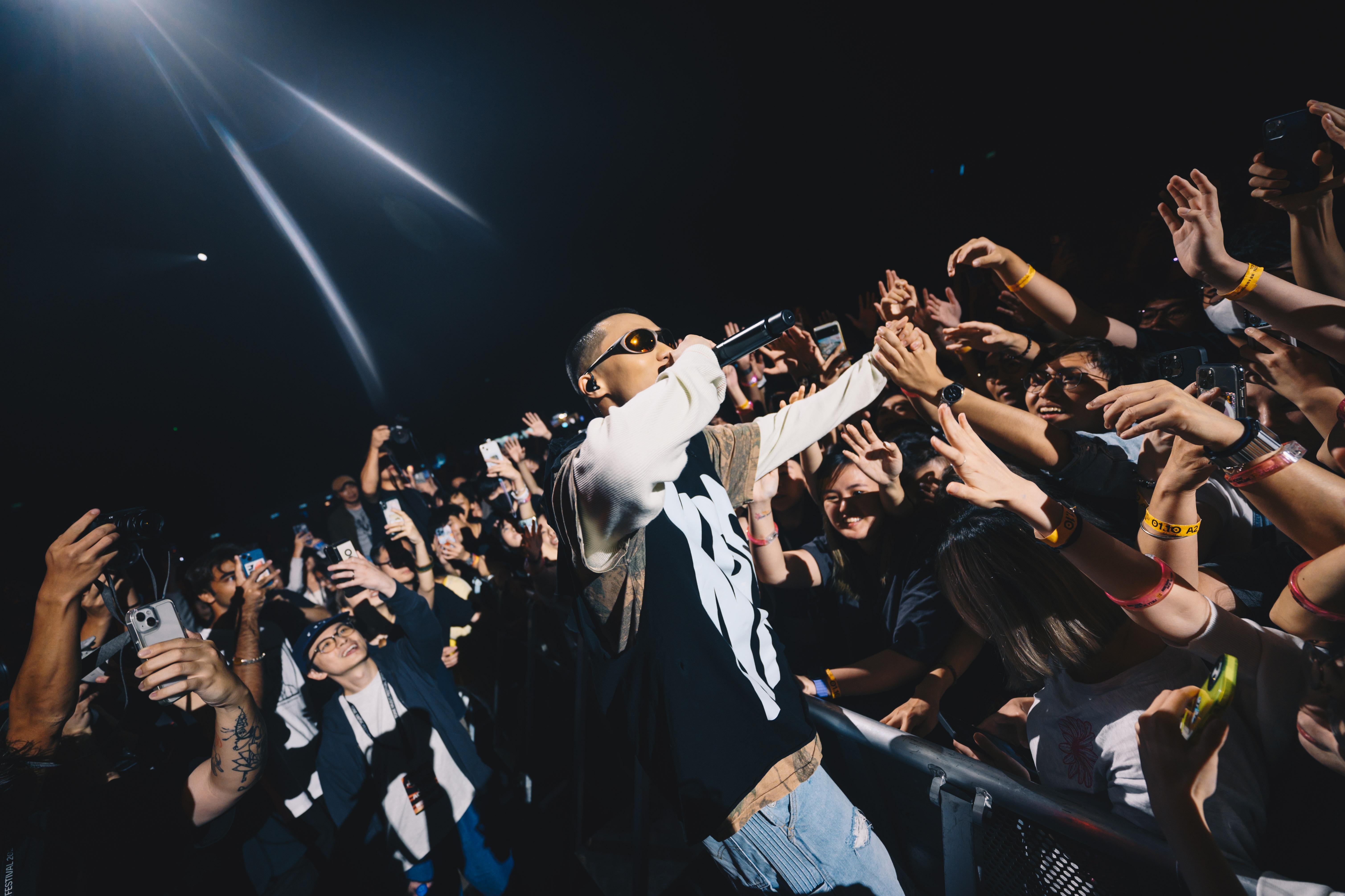 Gareth T.更走到台下與樂迷作超近距離接觸,透過音樂與樂迷分享心聲。