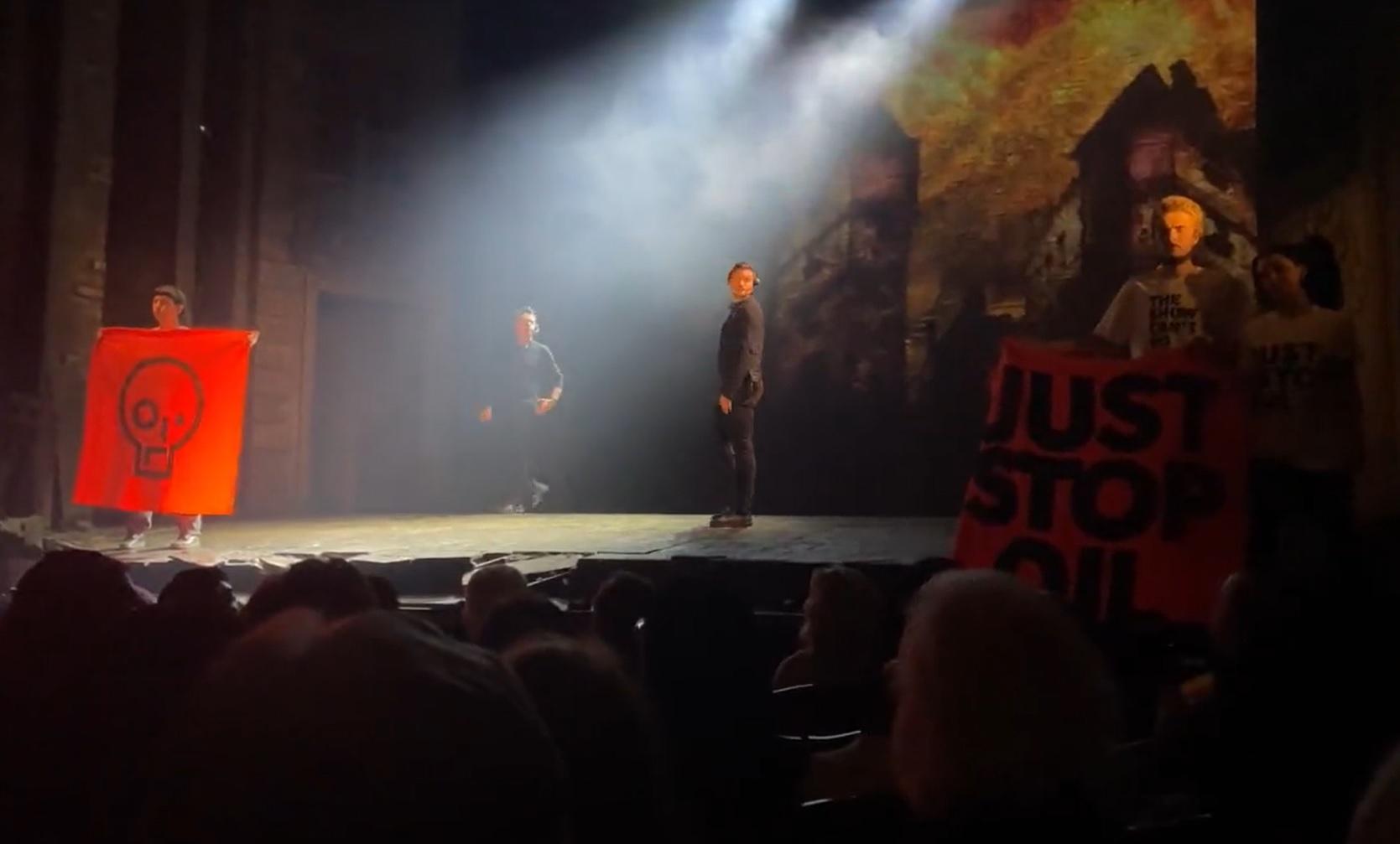 組織上台展示標誌及讀出抗議內容。(影片截圖)