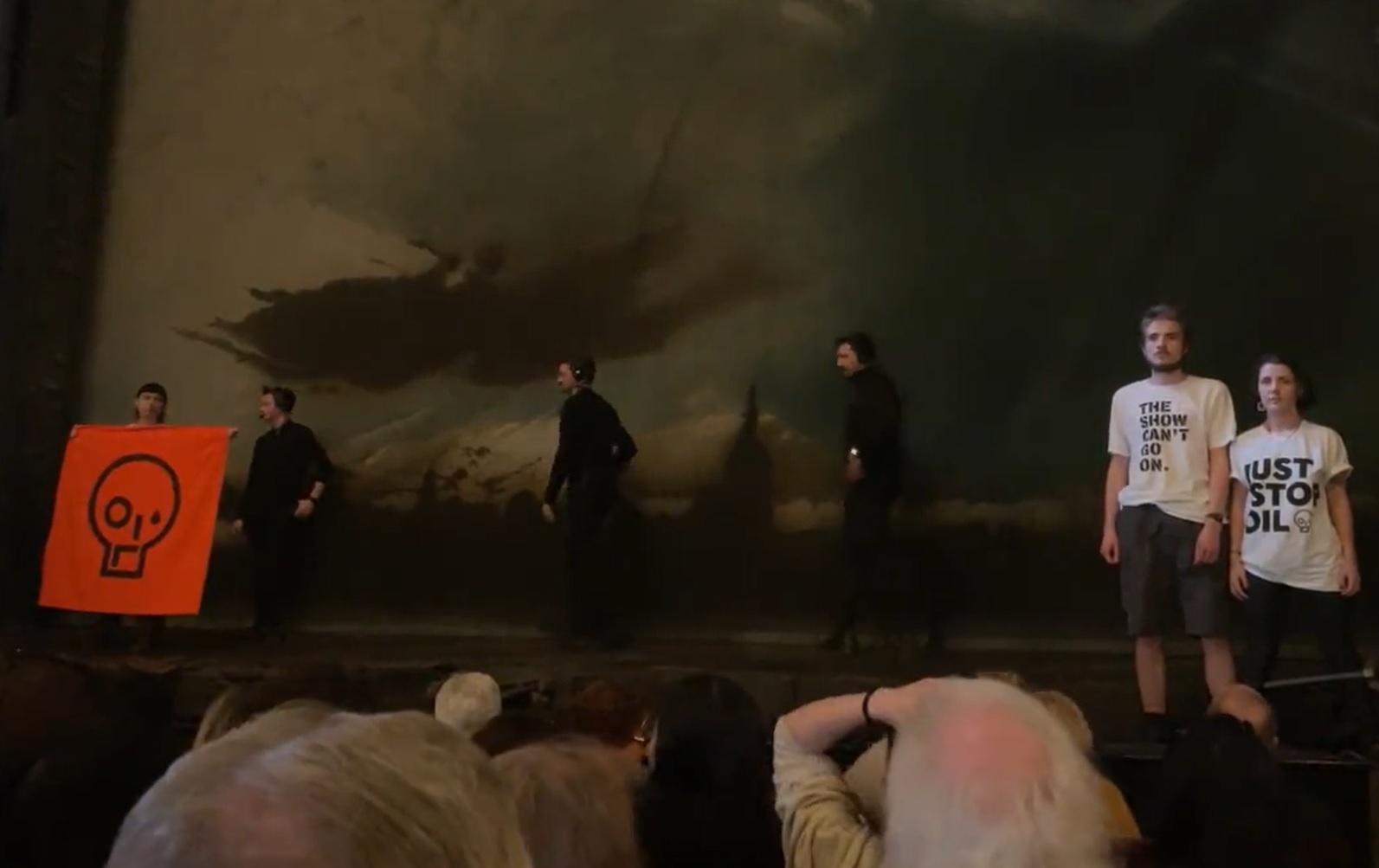 抗議發生後,劇場需要拉下舞台的幕。(影片截圖)