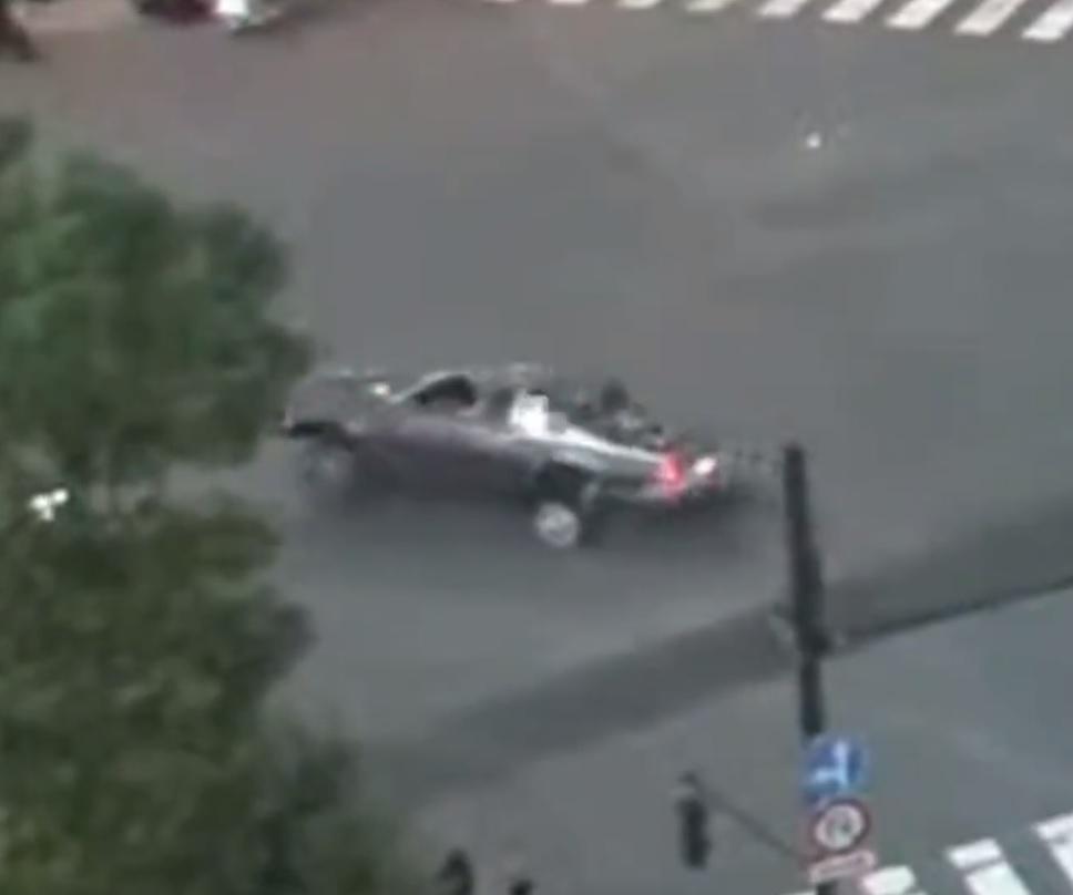 跑車轉彎時整架車傾側。(影片截圖)