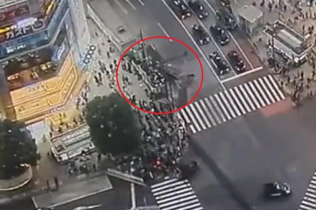 跑車轉彎後失控直撞向吸煙所。(影片截圖)