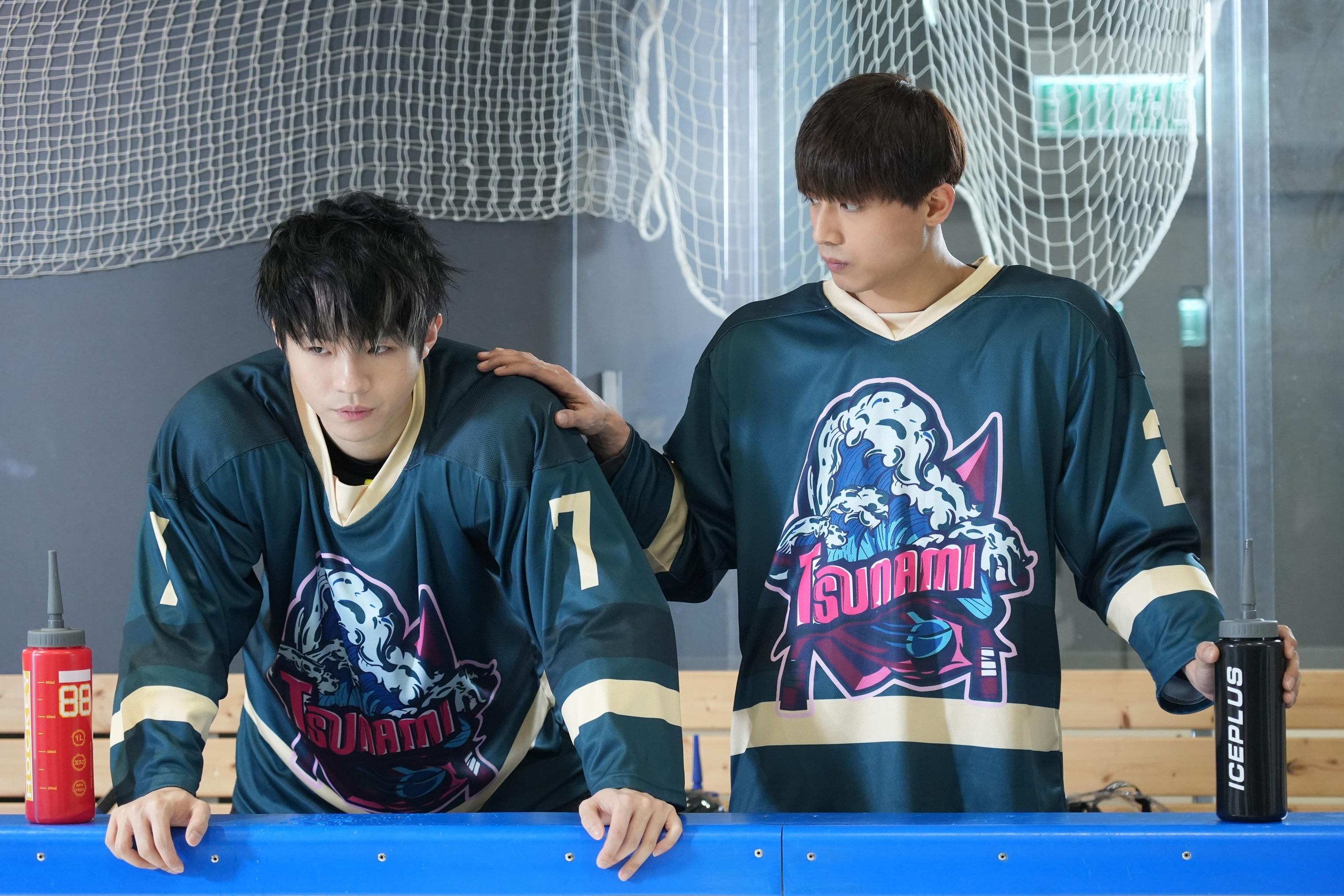 Ian和AK老友鬼鬼,在《冰上火花》首次正式合作拍劇。(劇照)