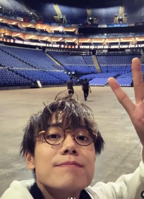 林家謙在倫敦O2場館內打卡。