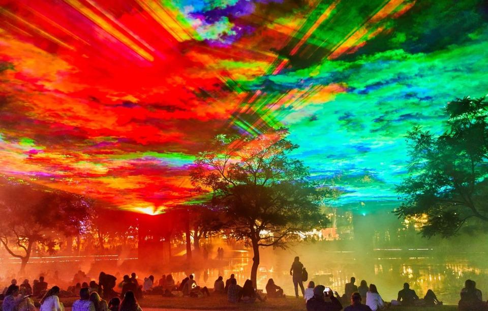 極光由瑞士藝術家Dan Acher自創的大型戶外藝術裝置所投射成的效果。 (圖片來源:Borealis官方照)