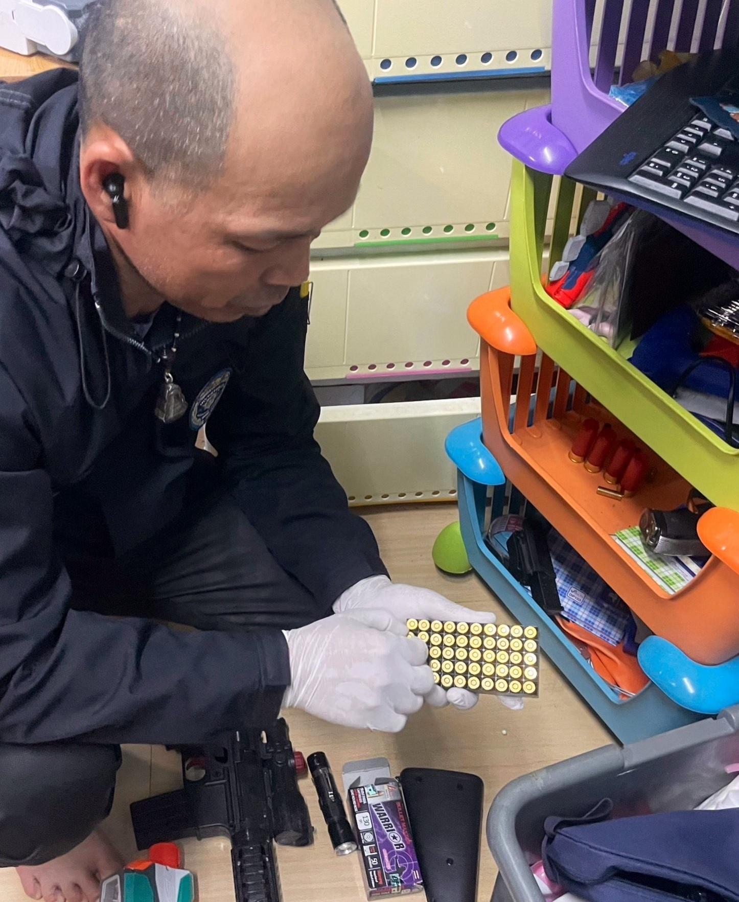警方在槍手家中搜出槍彈。(互聯網)