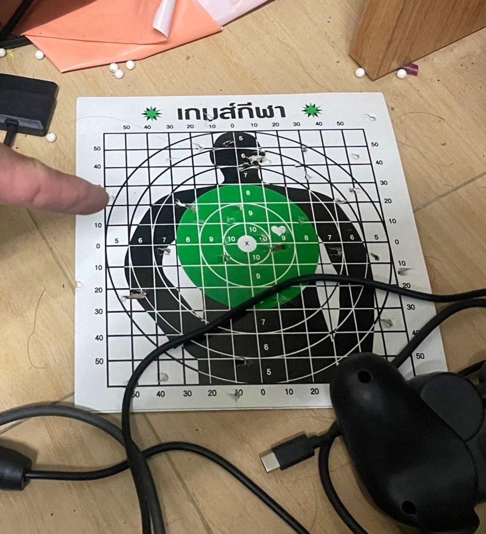 槍手家中藏有射擊練習靶紙。(互聯網)