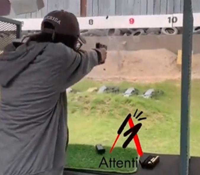 社交網流傳14歲槍手在靶場練槍的影片。(互聯網)