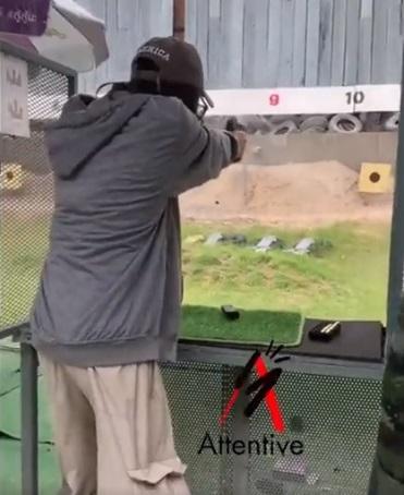 社交網流傳14歲槍手在靶場練槍的影片。(互聯網)