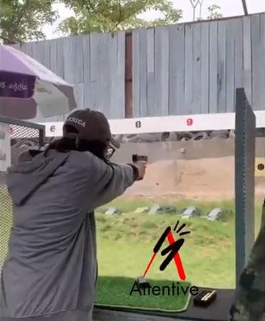 社交網流傳14歲槍手在靶場練槍的影片。(互聯網)