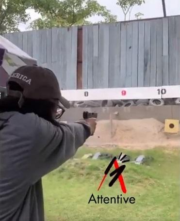 社交網流傳14歲槍手在靶場練槍的影片。(互聯網)