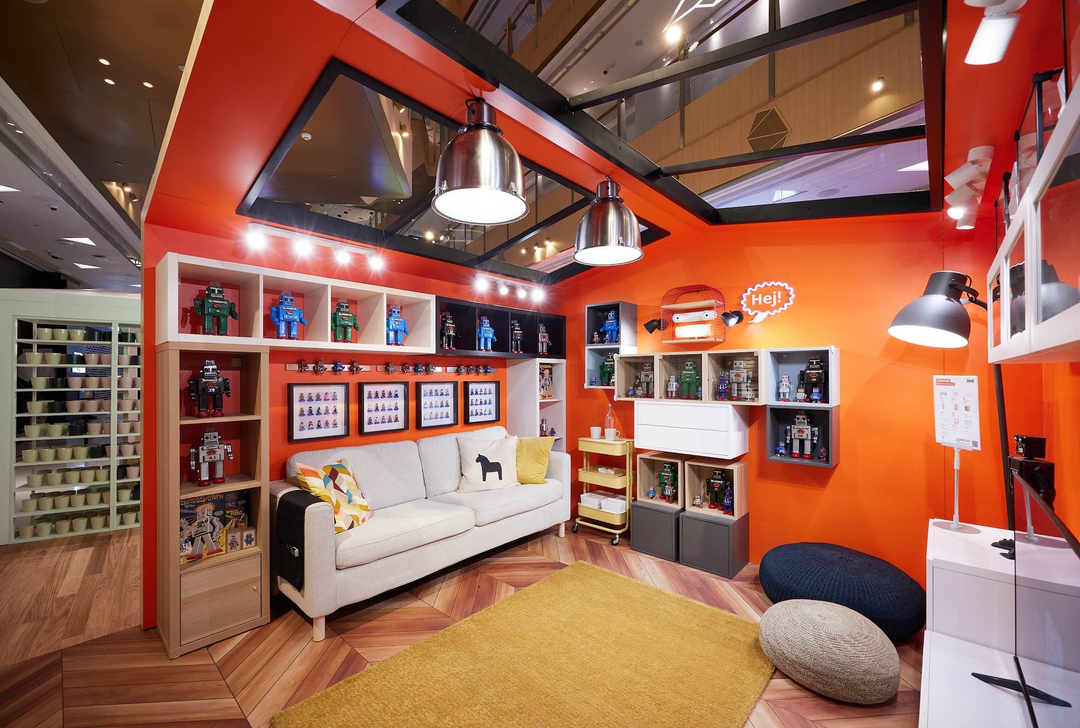 模型迷的客廳:IKEA展示收藏愛好者夢寐以求的客廳,利用KALLAX、EKET和BESTÅ三大貯物組合相互配搭,可把收藏品放得整齊,配上玻璃門便無需再擔心灰塵問題,再加上射燈,即時變成個人展覽區。