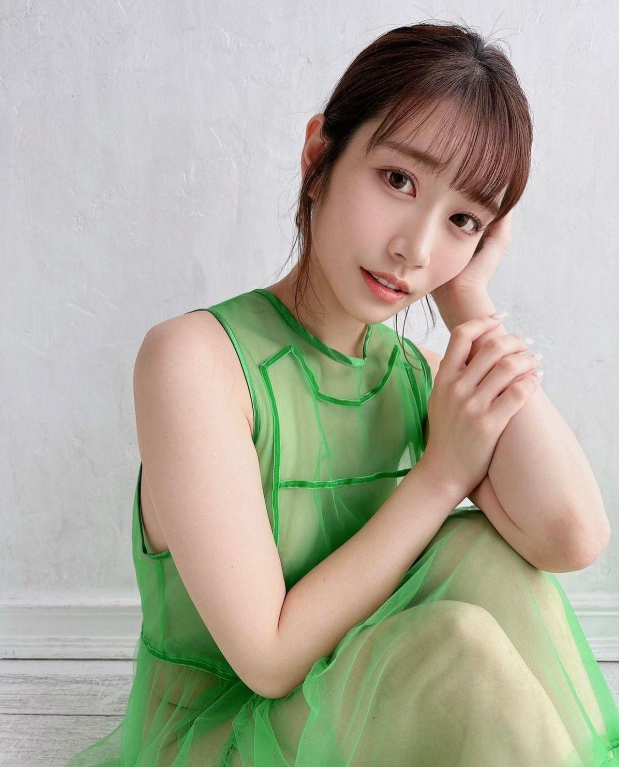 河北彩花公開月曆其中一款造型,穿上綠色紗裙真空上陣。