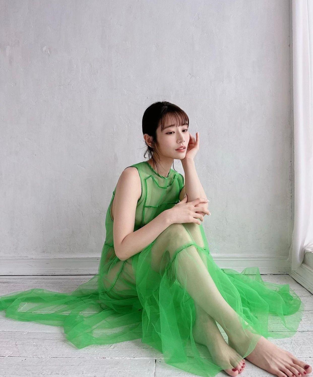 河北彩花公開月曆其中一款造型,穿上綠色紗裙真空上陣。