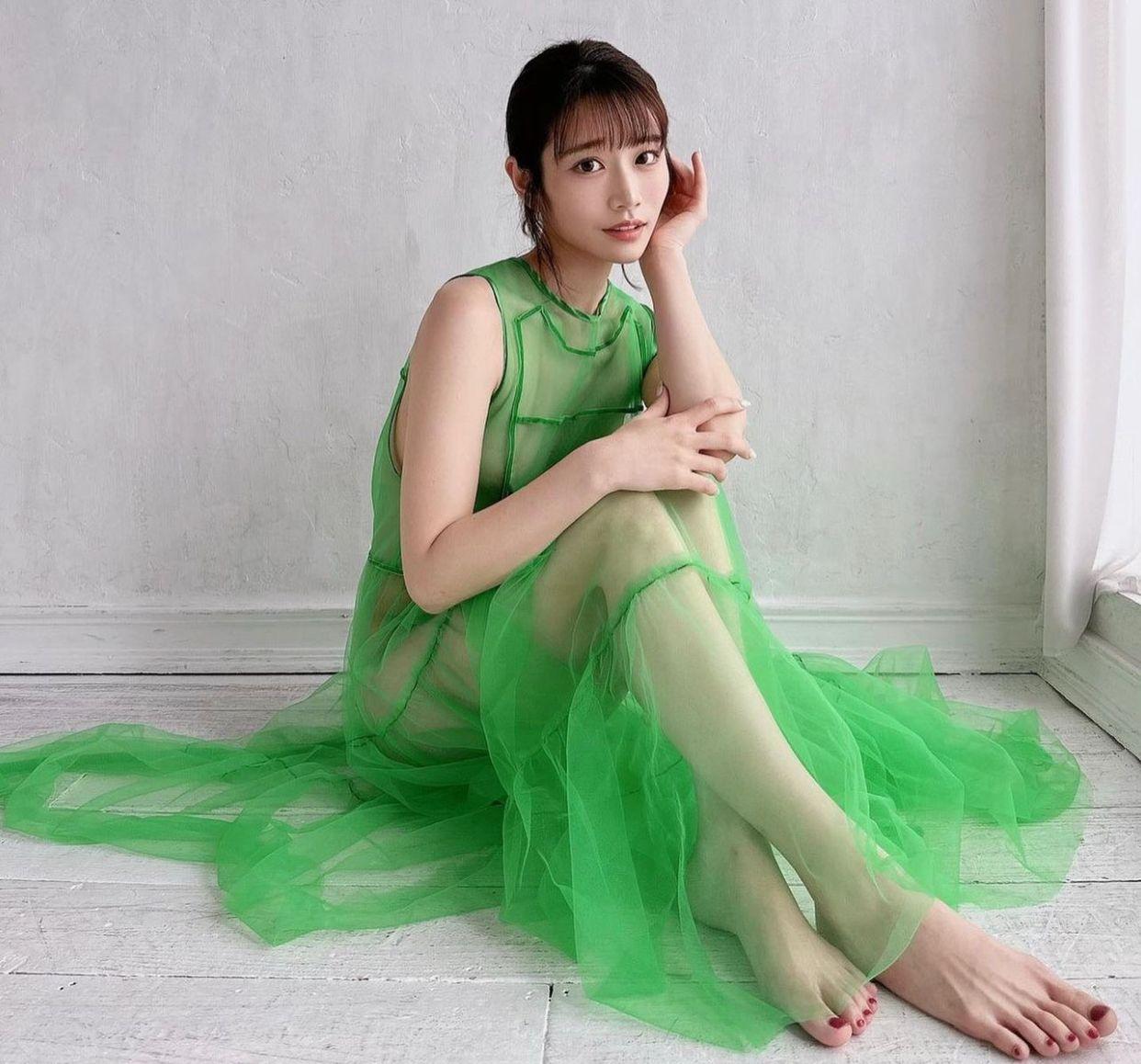 河北彩花公開月曆其中一款造型,穿上綠色紗裙真空上陣。