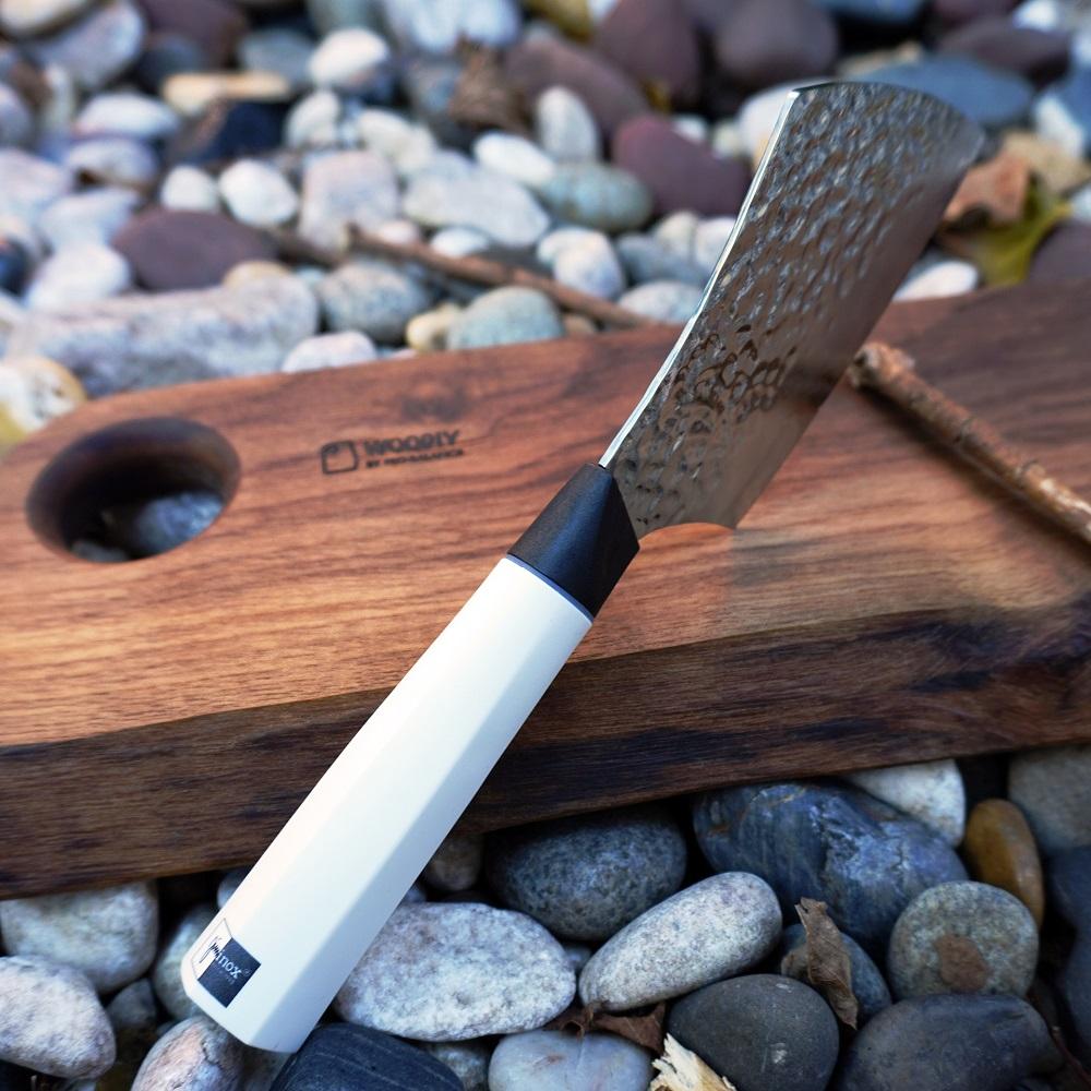 泓10cm小砍刀HK$688|Pro-Balance最新錘紋刀系列「泓」以67層夾鋼製成,經過特別處理反覆錘紋,令每把刀生成獨一無二的花紋。除了外觀吸引,鋒利的刀刃亦能為你輕鬆切割各式食材,短小精巧的小砍刀,無論居家或露營都合適使用,配上特定刀套更可安全地帶到戶外使用,熱愛露營人士不可錯過!