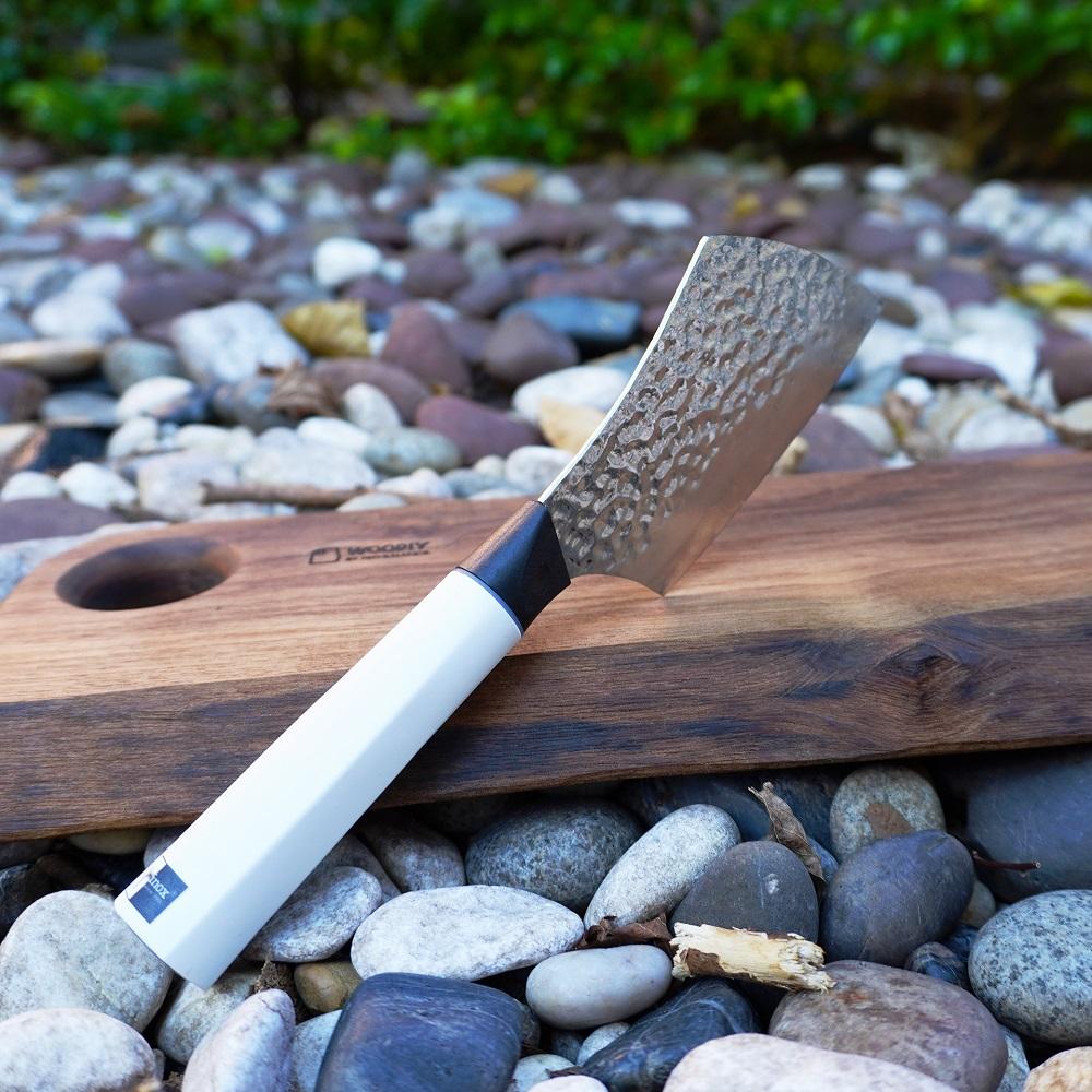 泓10cm小砍刀HK$688|Pro-Balance最新錘紋刀系列「泓」以67層夾鋼製成,經過特別處理反覆錘紋,令每把刀生成獨一無二的花紋。除了外觀吸引,鋒利的刀刃亦能為你輕鬆切割各式食材,短小精巧的小砍刀,無論居家或露營都合適使用,配上特定刀套更可安全地帶到戶外使用,熱愛露營人士不可錯過!