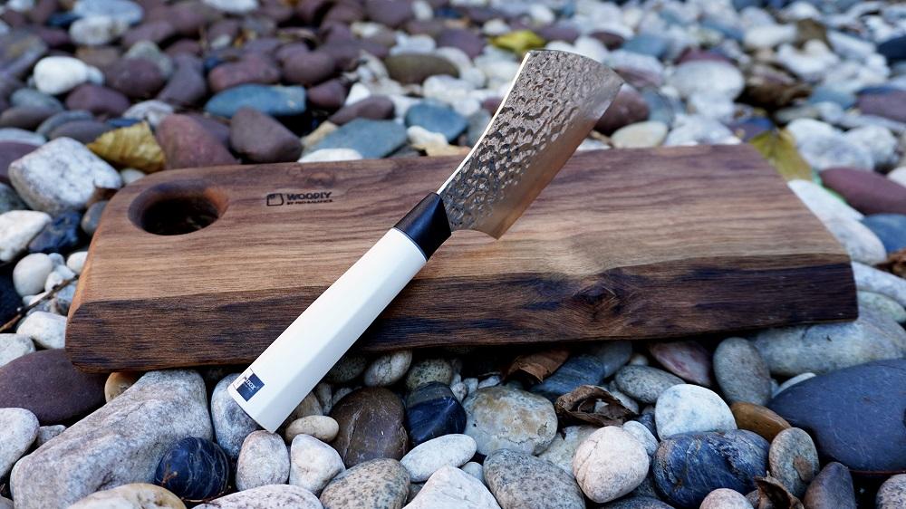 泓10cm小砍刀HK$688|Pro-Balance最新錘紋刀系列「泓」以67層夾鋼製成,經過特別處理反覆錘紋,令每把刀生成獨一無二的花紋。除了外觀吸引,鋒利的刀刃亦能為你輕鬆切割各式食材,短小精巧的小砍刀,無論居家或露營都合適使用,配上特定刀套更可安全地帶到戶外使用,熱愛露營人士不可錯過!